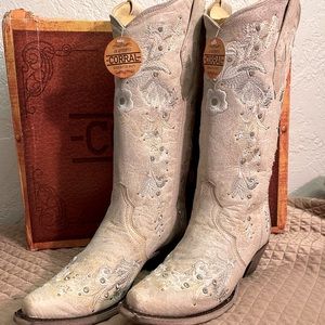 White Floral Embroidery & Crystals Cowboy Boots Size 7M